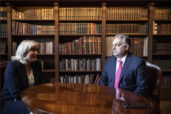 Orbán és Le Pen beszélgetése
