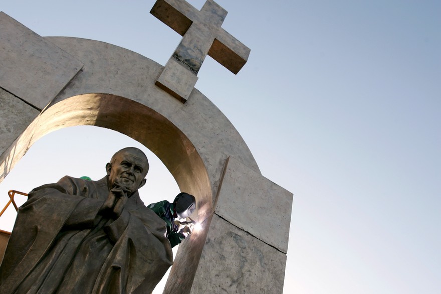 Miért szedeti le a francia Államtanács a keresztet II. János Pál szobráról?