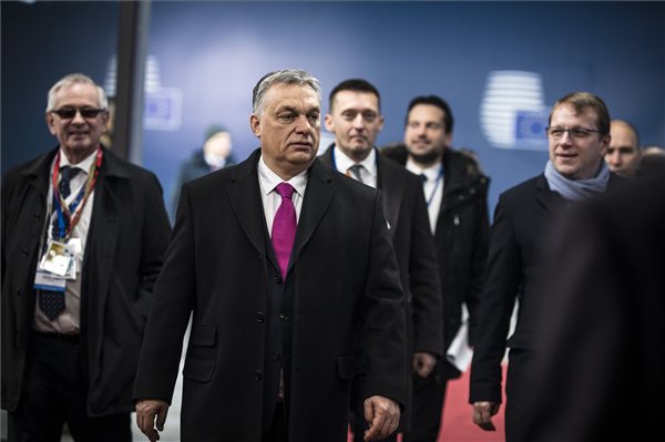 Orbán Viktorról ír a Le Figaro: “marad Macron”?